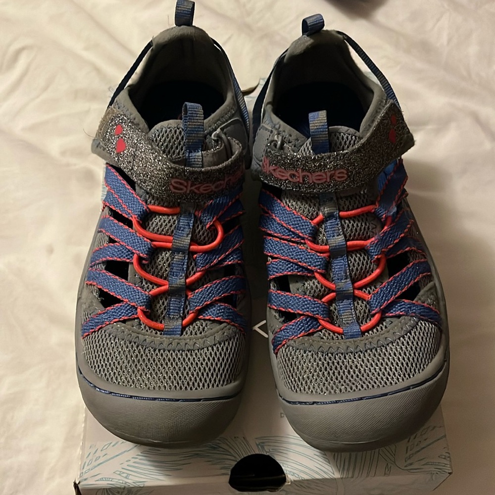 Girls size 13 sketchers sandales.